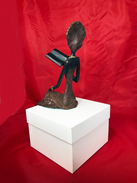 Figura de bronce 1 mujer sentada con libro